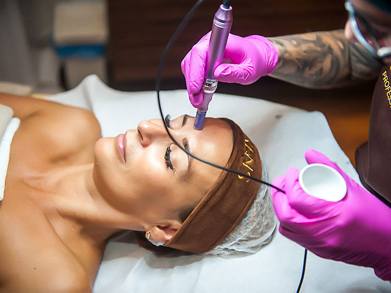 Mezoterapia mikroigłowa i nanoigłowa – jak działa i kiedy którą stosować?